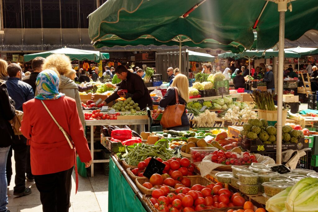 un marché en provence, des étals de fruits et légumes d'été